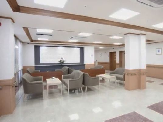 広々とした快適なラウンジ