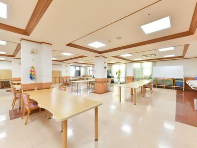 広々とした明るい食堂