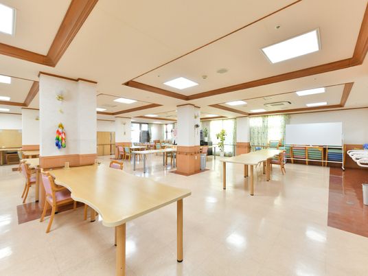 広々とした明るい食堂