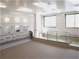 広々とした明るい浴室