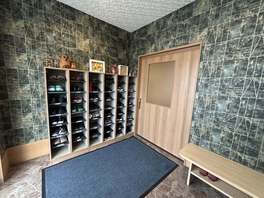 シューズラックのあるエントランス