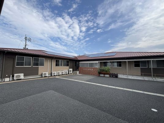 広がる青空の外観