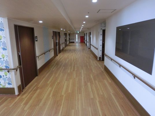 清潔で広々とした廊下