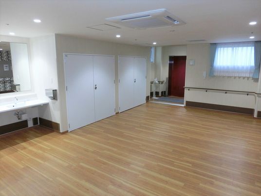 清潔感のある広々とした浴室