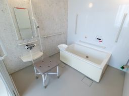 バリアフリー設計の浴室