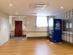 明るい通路と自動販売機