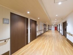 明るく広い廊下