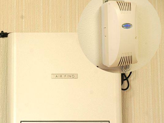 エアコンと機器の壁面