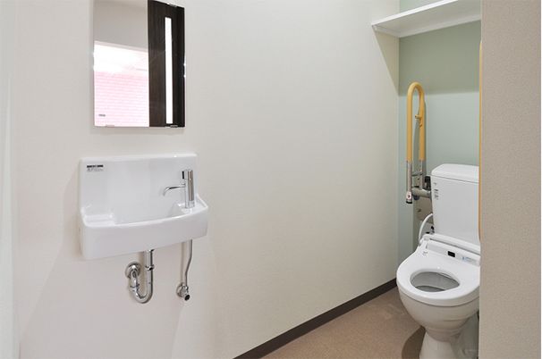 清潔な洗面所とトイレ設備