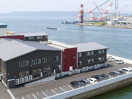 海沿いの外観  