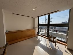 自然光が入る明るいラウンジ