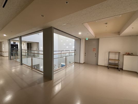 静かな廊下と扉