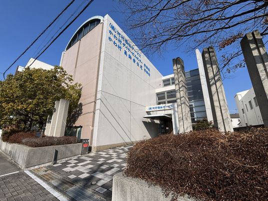 入り口が見える建物外観
