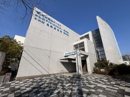 大きな建物の正面