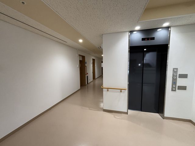 静かな廊下 廊下 落ち着いた色調で、清潔感のある廊下です。エレベーターが備わっており、移動がスムーズに行えます。