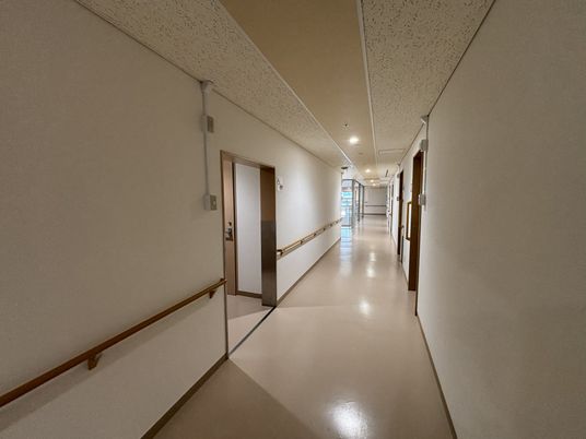 手すり付きの廊下