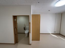 広めの居室にあるトイレ