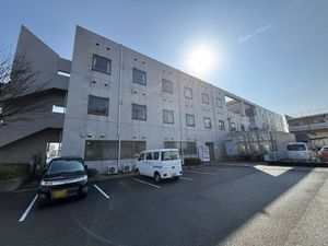 駐車場のある建物外観