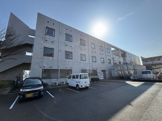 駐車場のある建物外観