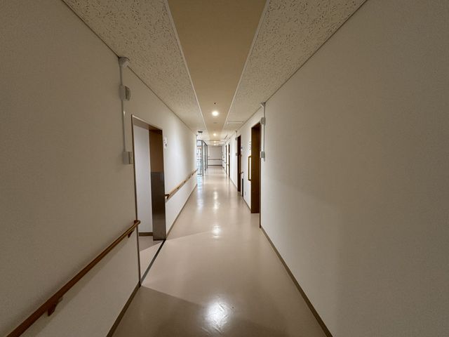明るい廊下 廊下 広い廊下で、移動がしやすいです。手すりも設置されており、安全に配慮されています。