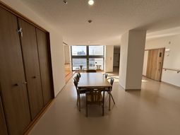 自然光が入る明るいリビング