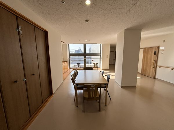 自然光が入る明るいリビング