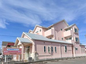 ピンク外観の建物  