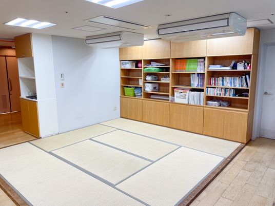 本棚のある和室