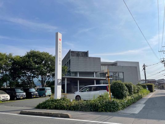 駐車場のある外観