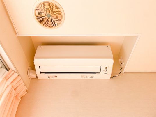 白いエアコンの設置