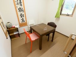 明るい居室の一角