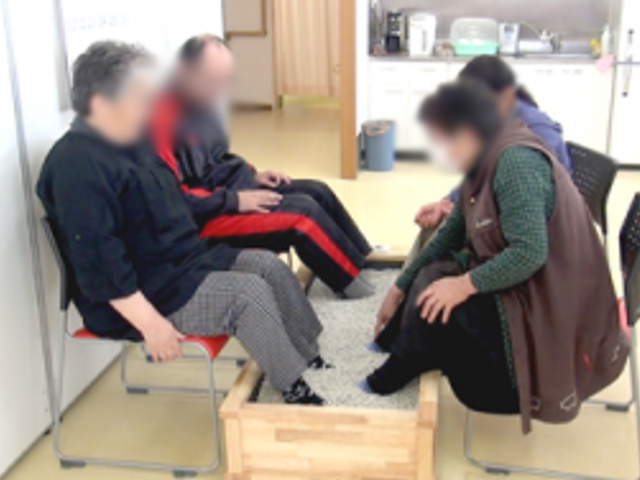 交流の場 内観 施設利用者が足湯を楽しみながら和やかに交流しています。リラックスした時間を過ごせます。