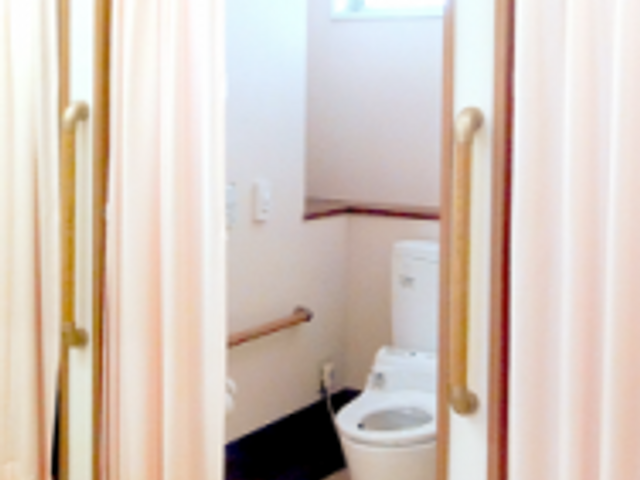個別ブースのトイレ トイレ プライベートな空間を確保したトイレです。安心して使用できる手すりが完備されています。