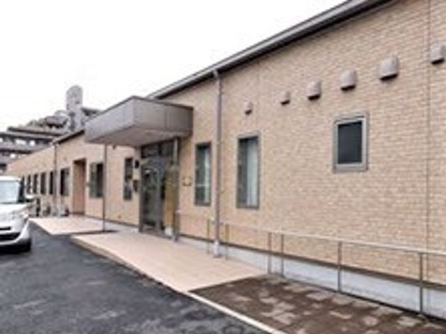 入口付近の外観 外観 ゆったりとした入口が迎える明るい施設です。バリアフリー設計でどなたでも安心してお過ごしいただけます。