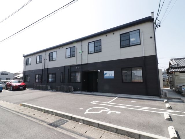 モダンな建物の外観 外観 シンプルで清潔感のある外観の施設です。駐車場が整備され、アクセスも良好です。
