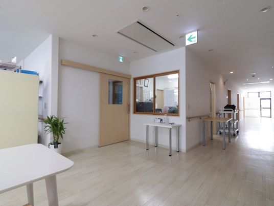 清潔感ある廊下の風景