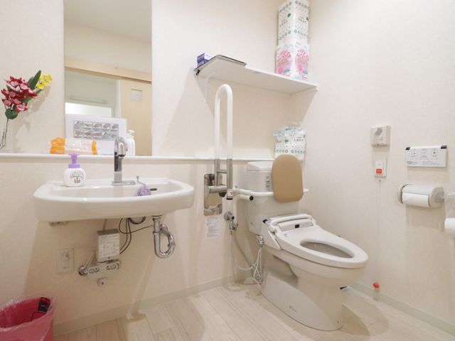 バリアフリー対応の洗面トイレ トイレ 手すり付きの清潔感あるトイレです。安全かつ自立した生活を支援する環境が整えられています。