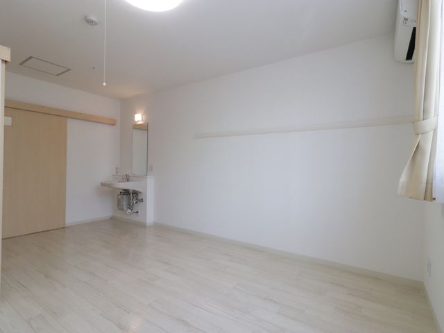 明るい清潔な居室 居室 ゆとりある空間の居室は、シンプルで清潔感があります。個々のライフスタイルに合わせた空間作りが可能です。