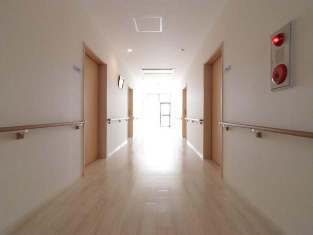 明るい廊下と手すり 通路 手すりが設置された明るく広々とした通路は、日々の移動を安全にサポートします。ゆったりとした設計で、快適な職場環境が整っています。