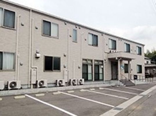 明るい建物のエントランス