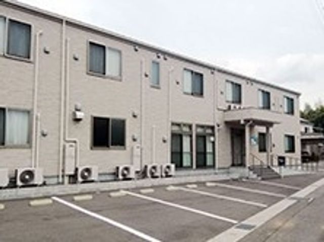 明るい建物のエントランス