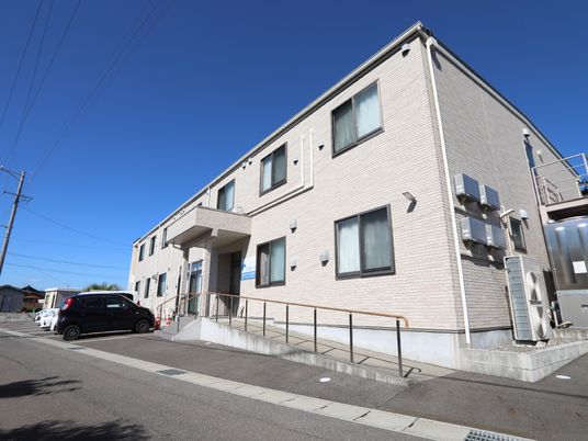 明るい日差しの建物外観
