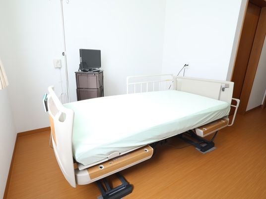 清潔な調整式病床の居室