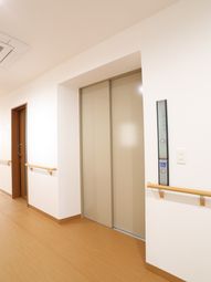 明るい空間の廊下