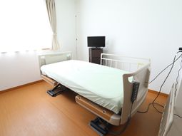 清潔な居室のベッド