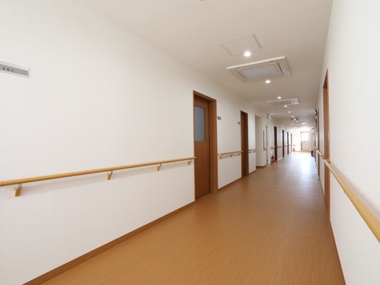 手すり付きの明るい廊下