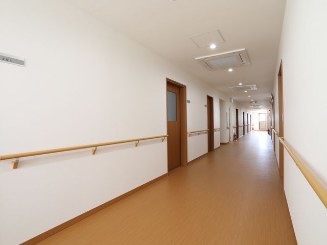 手すり付きの明るい廊下