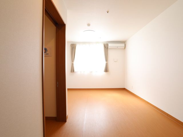 広々とした明るい居室