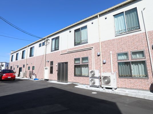施設の明るい外観