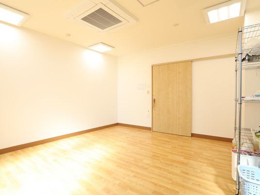 広々とした明るい居室